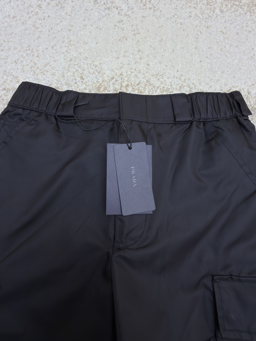 PRADA 普拉达 再生尼龙松紧腰工装短裤 休闲裤 裤子 短裤 黑色 B0