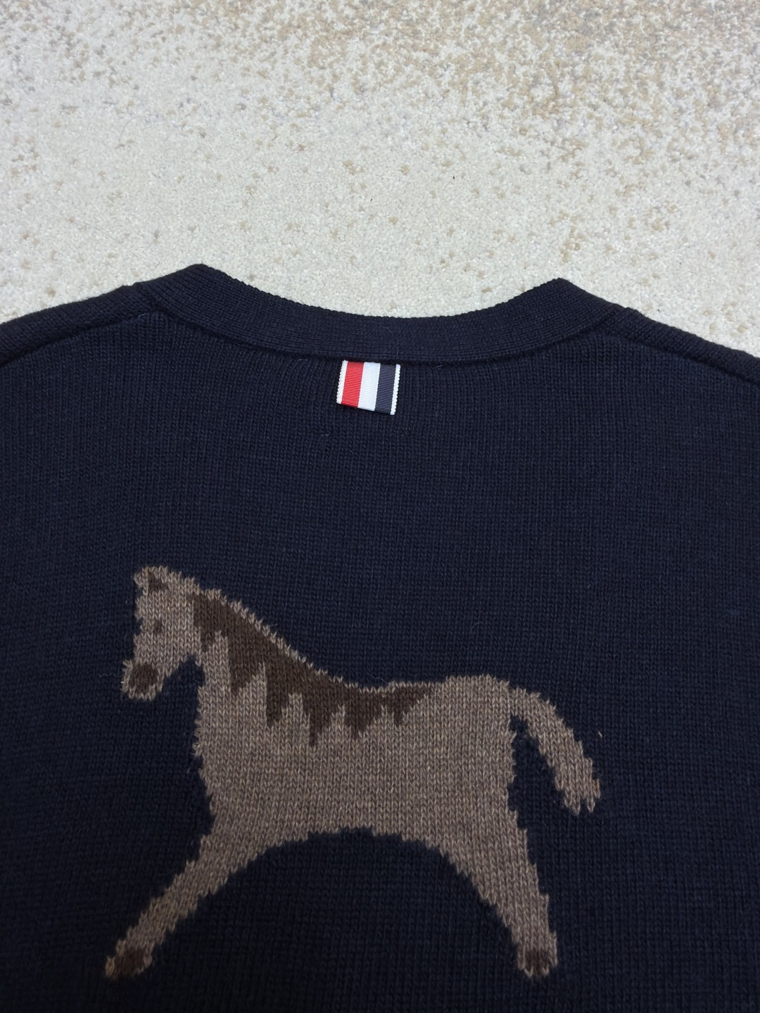 THOM BROWNE 后背小马图案V领开衫 针织衫 毛衣 外套 长袖 海军蓝 B0 MKC624A-Y1029-415