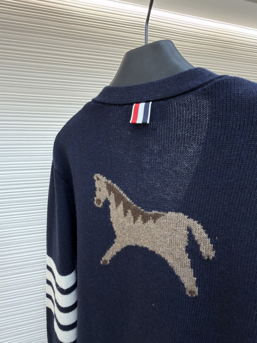 THOM BROWNE 后背小马图案V领开衫 针织衫 毛衣 外套 长袖 海军蓝 B0 MKC624A-Y1029-415