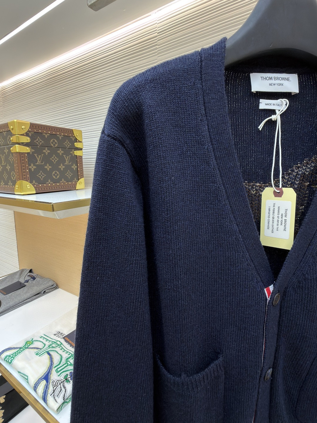 THOM BROWNE 后背小马图案V领开衫 针织衫 毛衣 外套 长袖 海军蓝 B0 MKC624A-Y1029-415