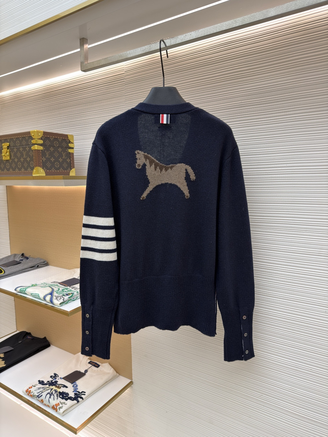 THOM BROWNE 后背小马图案V领开衫 针织衫 毛衣 外套 长袖 海军蓝 B0 MKC624A-Y1029-415