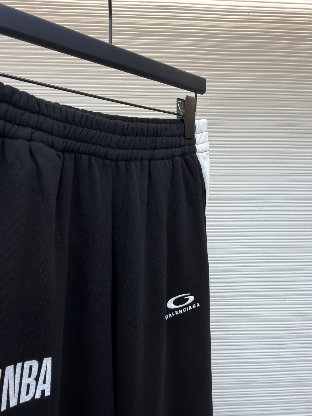 Balenciaga 巴黎世家 NBA联名款 刺绣松紧腰运动裤 长裤 裤子 休闲裤 黑色 B0 864873TTVV91070