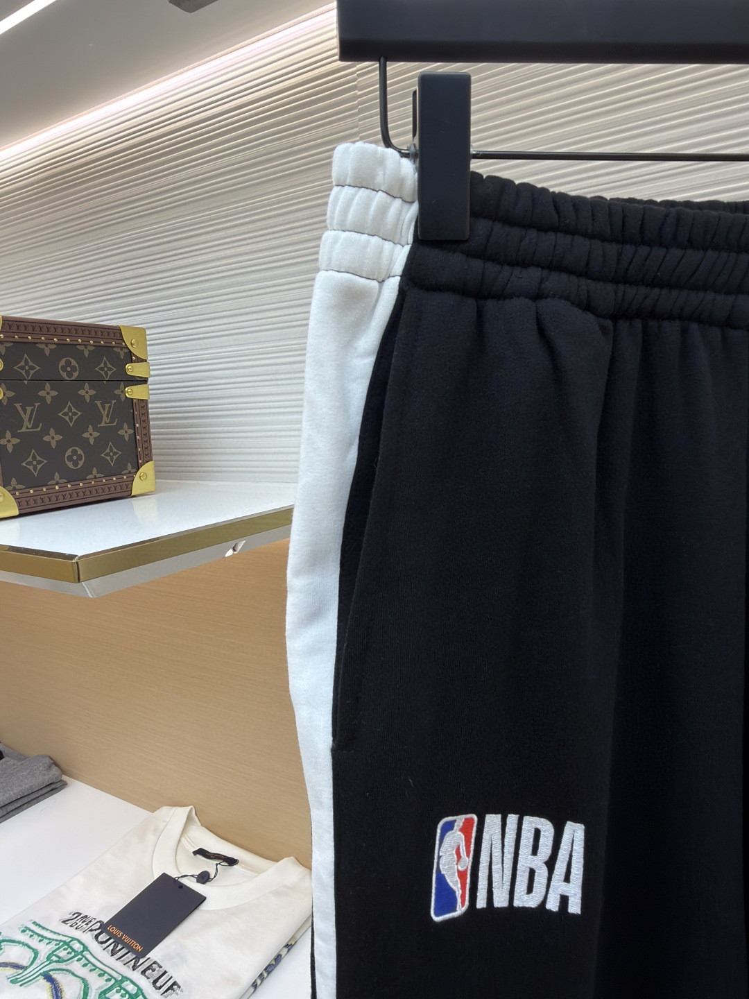 Balenciaga 巴黎世家 NBA联名款 刺绣松紧腰运动裤 长裤 裤子 休闲裤 黑色 B0 864873TTVV91070