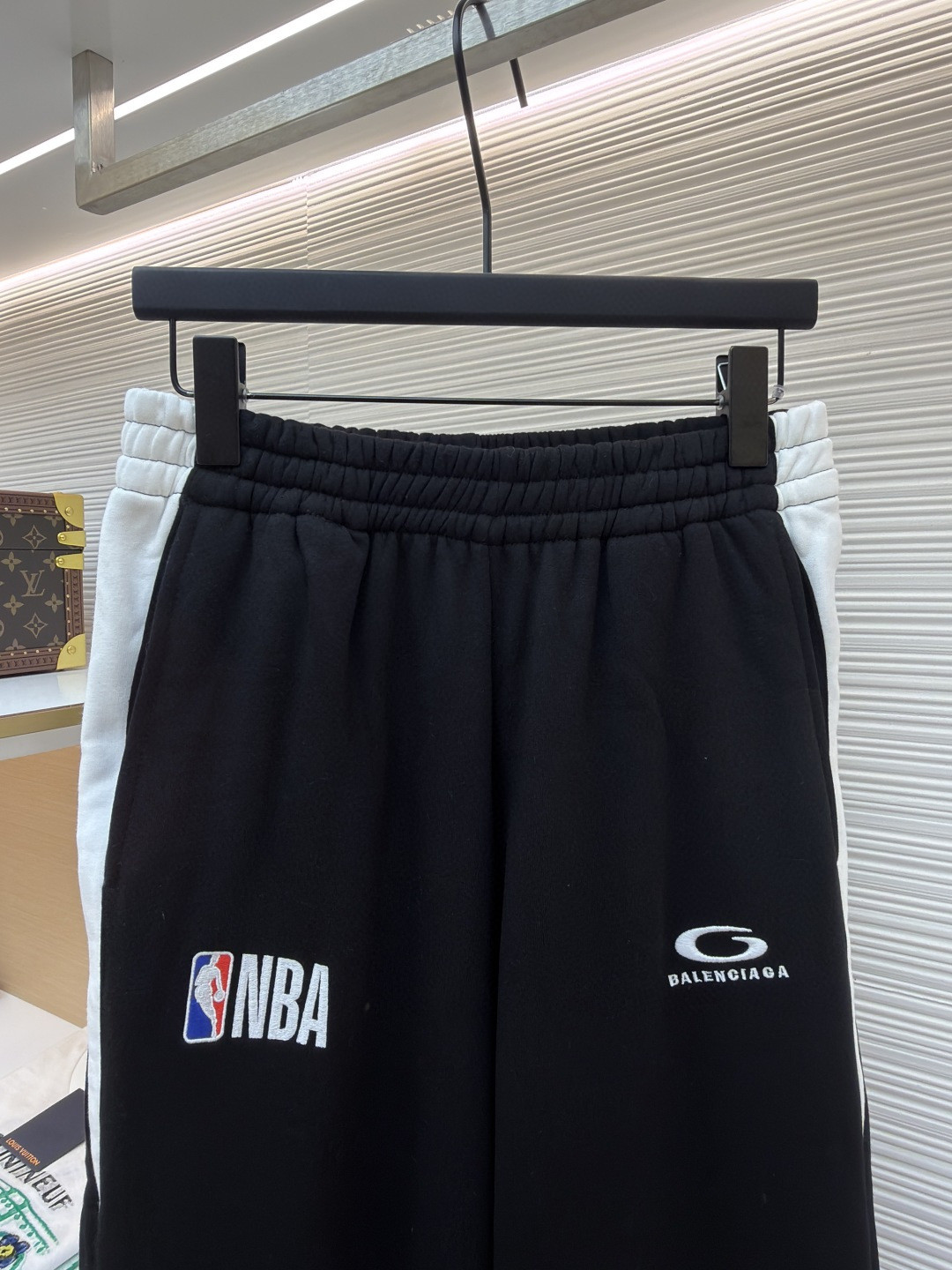 Balenciaga 巴黎世家 NBA联名款 刺绣松紧腰运动裤 长裤 裤子 休闲裤 黑色 B0 864873TTVV91070