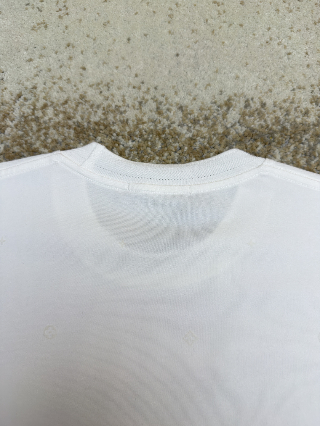 LOUIS VUITTON 路易威登 LV 植绒印花暗纹圆领T恤 短袖 白色 黑色 A0 