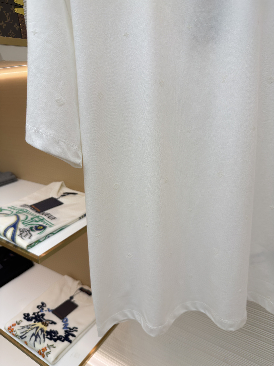 LOUIS VUITTON 路易威登 LV 植绒印花暗纹圆领T恤 短袖 白色 黑色 A0 