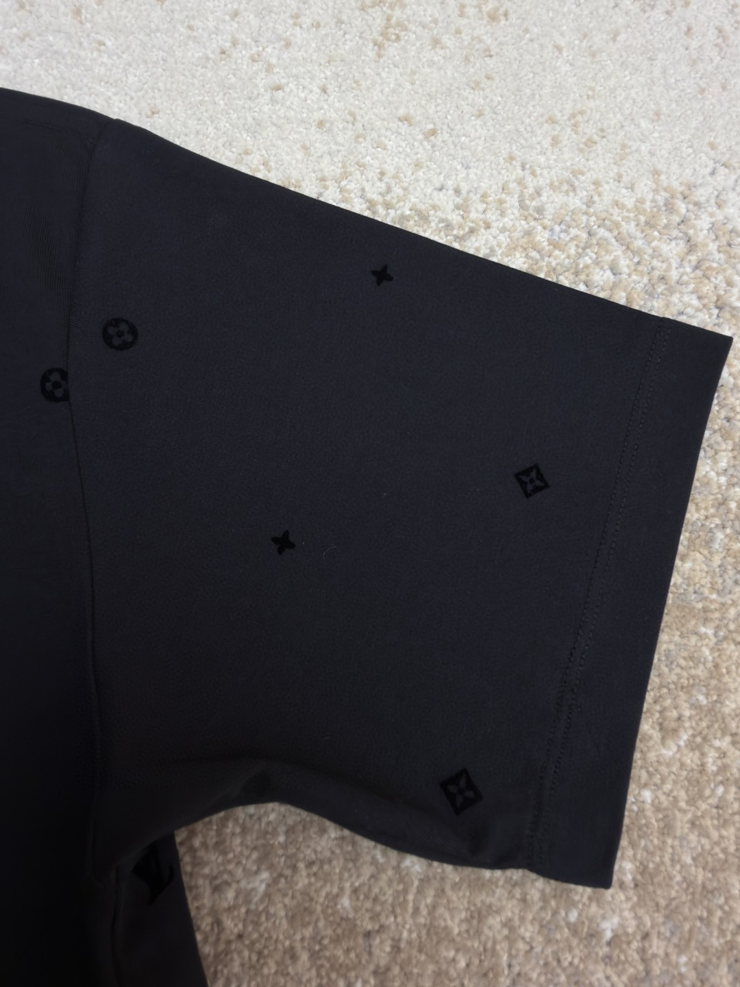 LOUIS VUITTON 路易威登 LV 植绒印花暗纹圆领T恤 短袖 白色 黑色 A0 