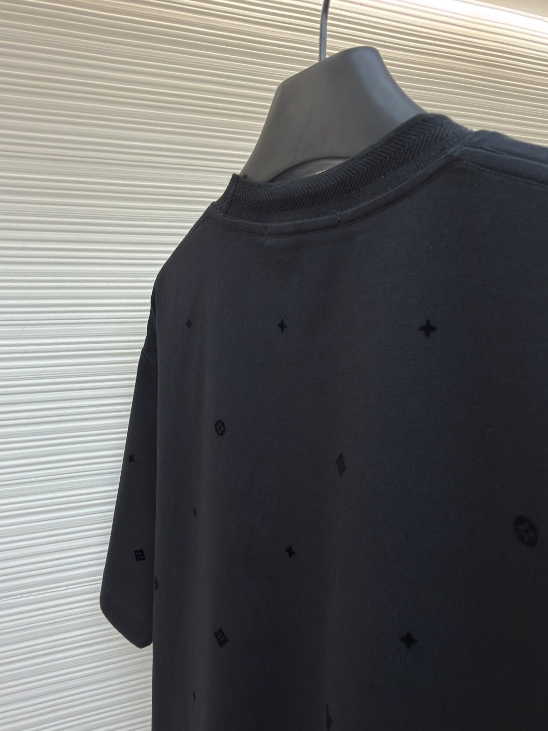 LOUIS VUITTON 路易威登 LV 植绒印花暗纹圆领T恤 短袖 白色 黑色 A0 