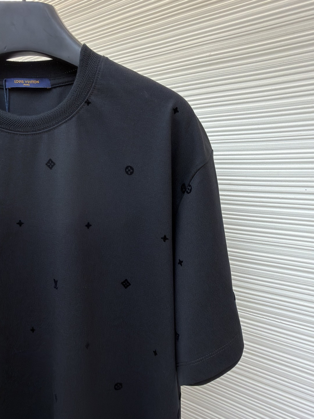 LOUIS VUITTON 路易威登 LV 植绒印花暗纹圆领T恤 短袖 白色 黑色 A0 