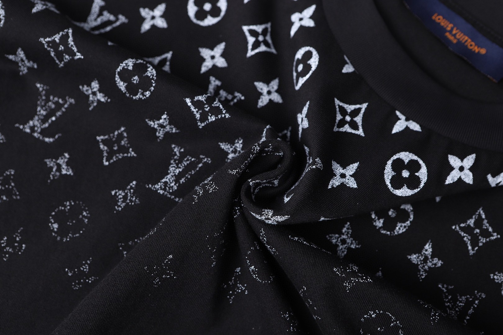 LOUIS VUITTON 路易威登 满印渐变圆领短袖 T恤 白色 黑色 A0 1AHUG0