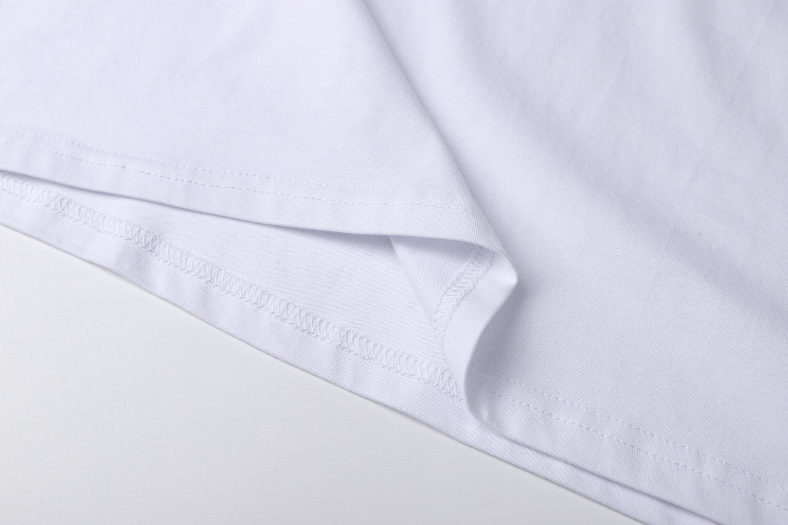 LOUIS VUITTON 路易威登 满印渐变圆领短袖 T恤 白色 黑色 A0 1AHUG0