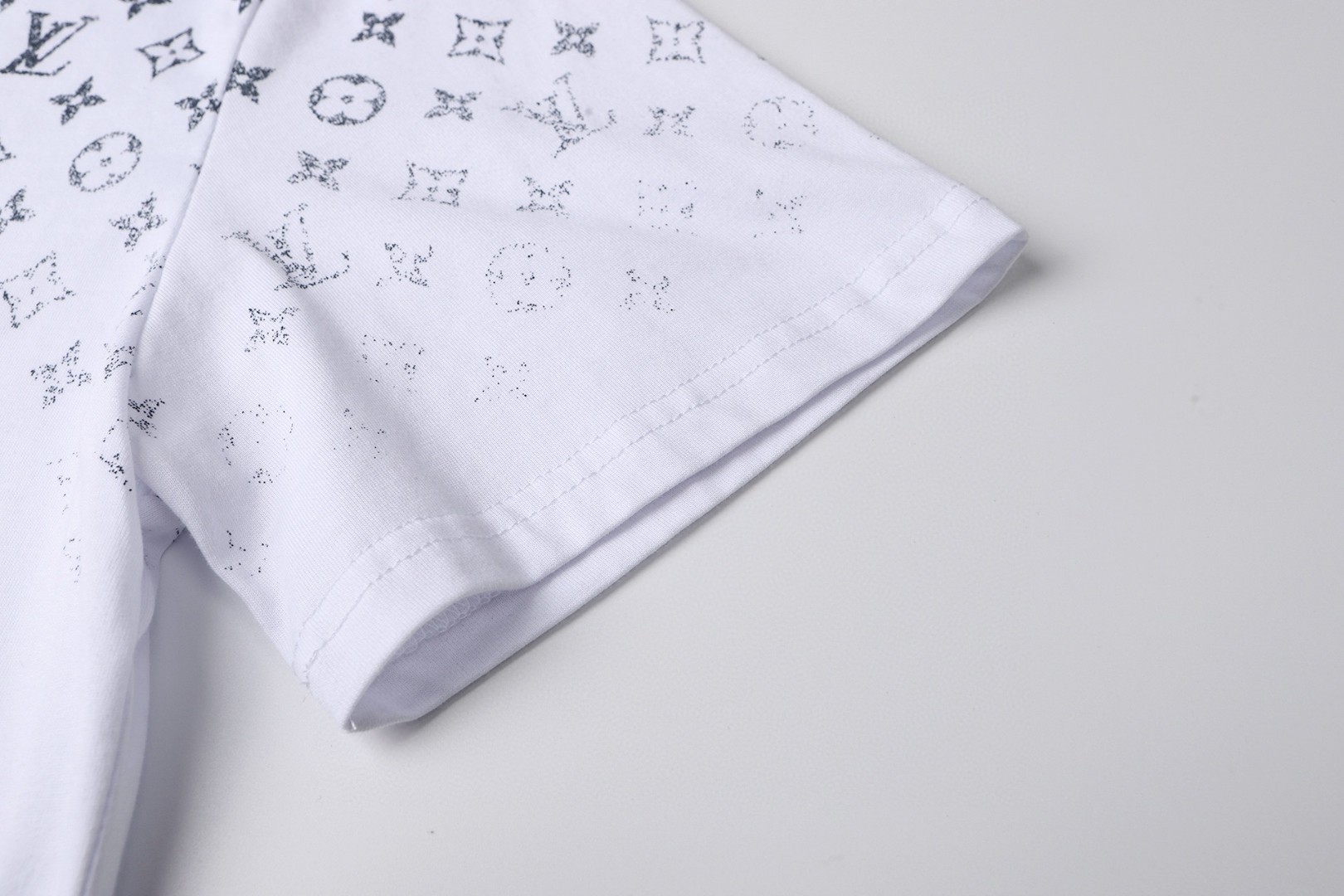 LOUIS VUITTON 路易威登 满印渐变圆领短袖 T恤 白色 黑色 A0 1AHUG0