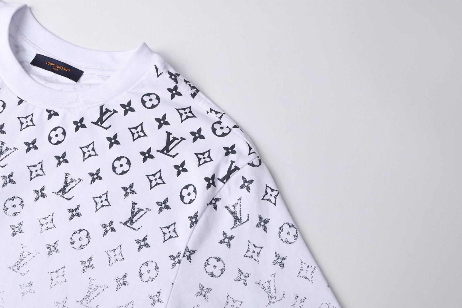 LOUIS VUITTON 路易威登 满印渐变圆领短袖 T恤 白色 黑色 A0 1AHUG0