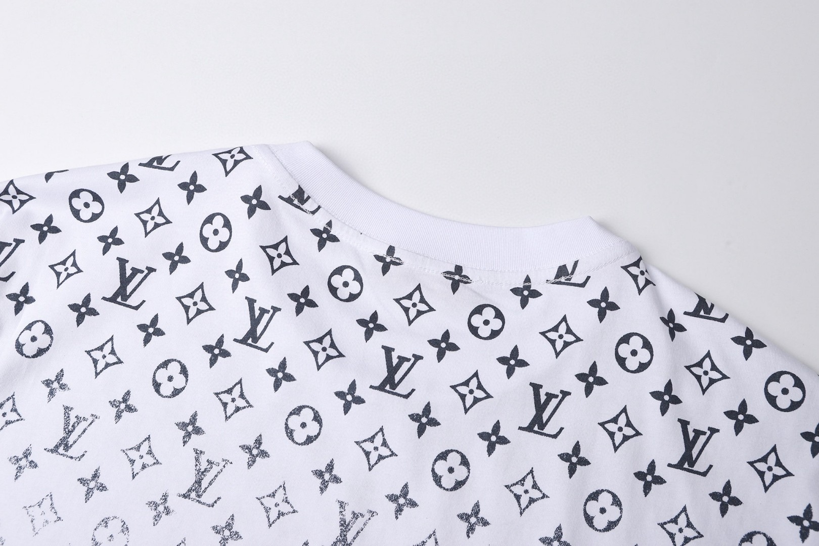 LOUIS VUITTON 路易威登 满印渐变圆领短袖 T恤 白色 黑色 A0 1AHUG0