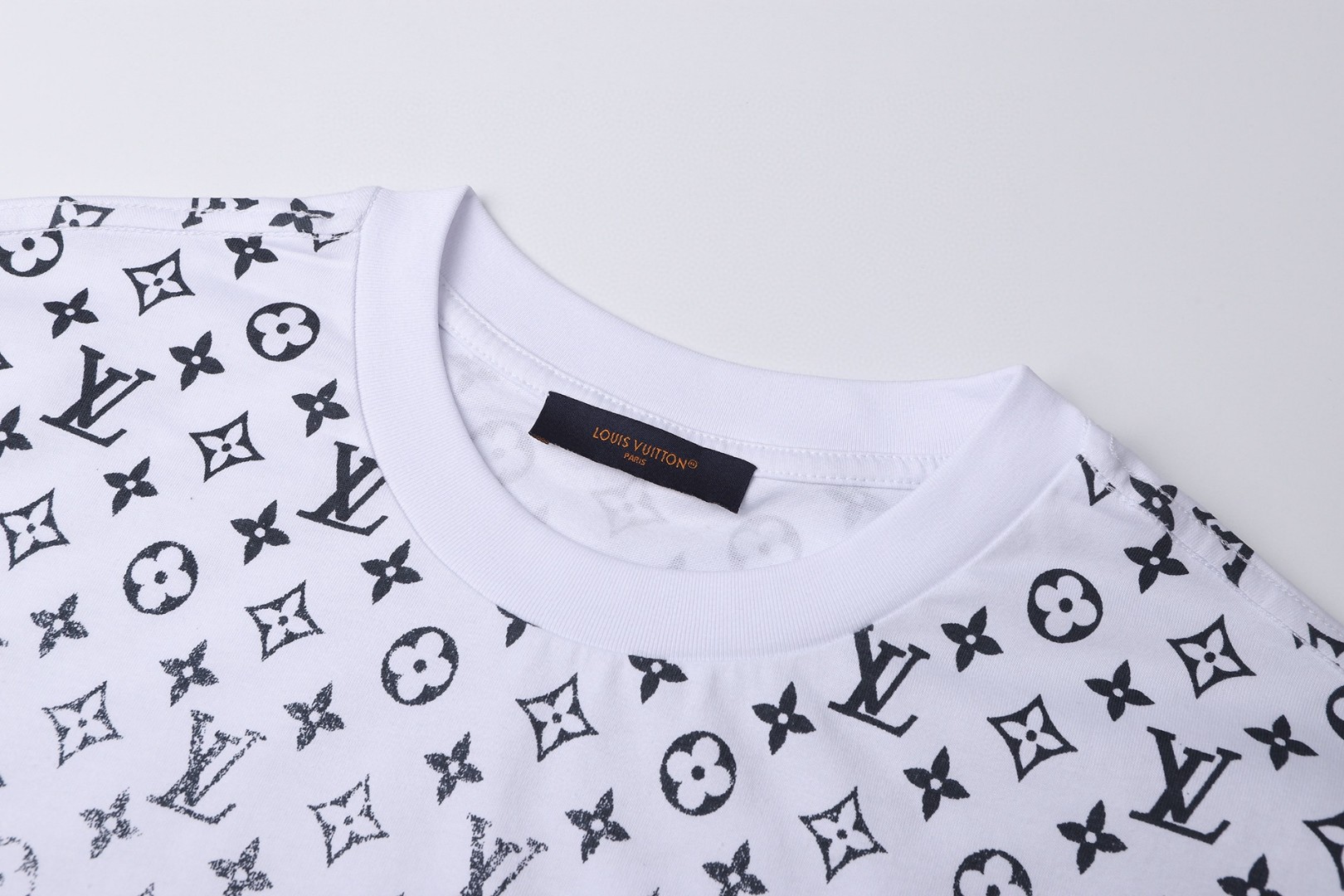LOUIS VUITTON 路易威登 满印渐变圆领短袖 T恤 白色 黑色 A0 1AHUG0