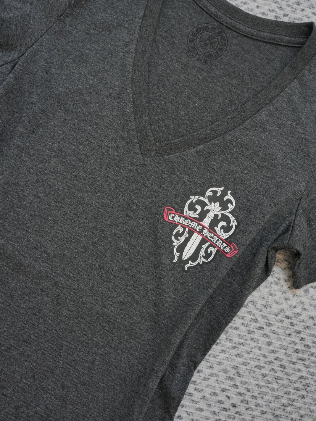 Chrome Hearts 克罗心 军绿裂纹宝剑印花V领短袖 T恤 夏季 女款 灰色 A2