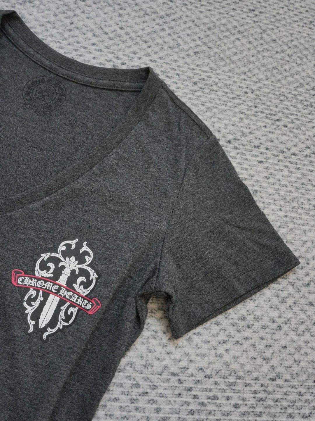 Chrome Hearts 克罗心 军绿裂纹宝剑印花V领短袖 T恤 夏季 女款 灰色 A2