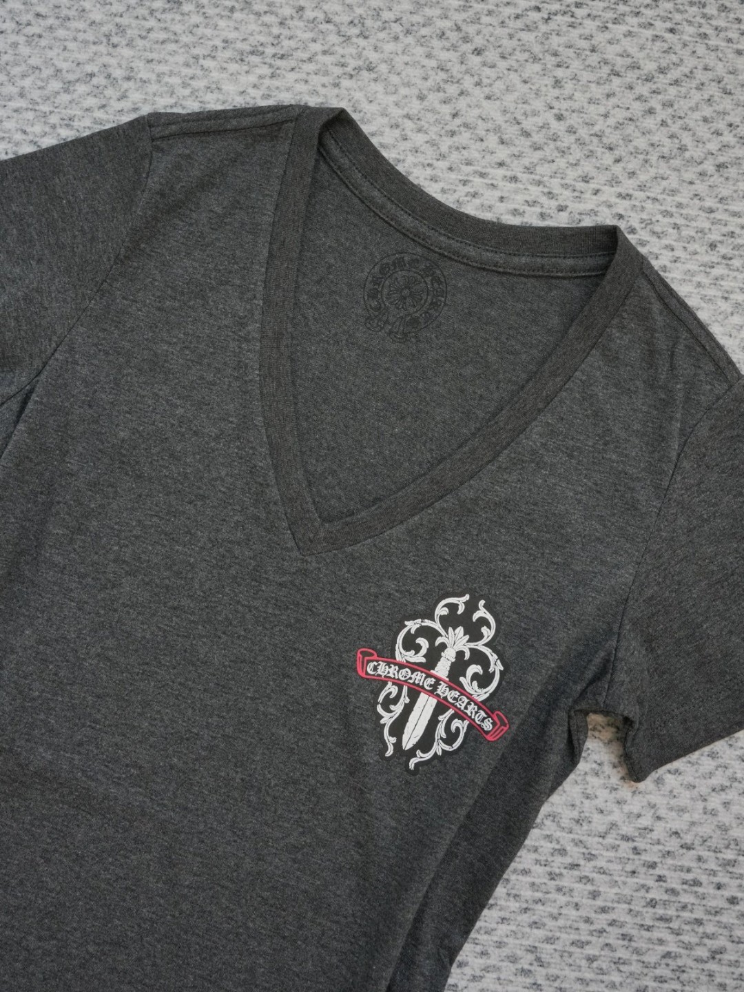 Chrome Hearts 克罗心 军绿裂纹宝剑印花V领短袖 T恤 夏季 女款 灰色 A2