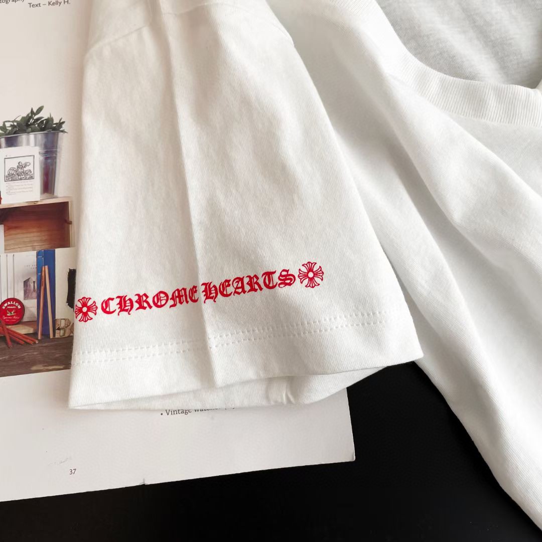 Chrome Hearts 克罗心 红色卷轴梵文印花V领短袖 T恤 夏季 女款 黑色 白色 A2