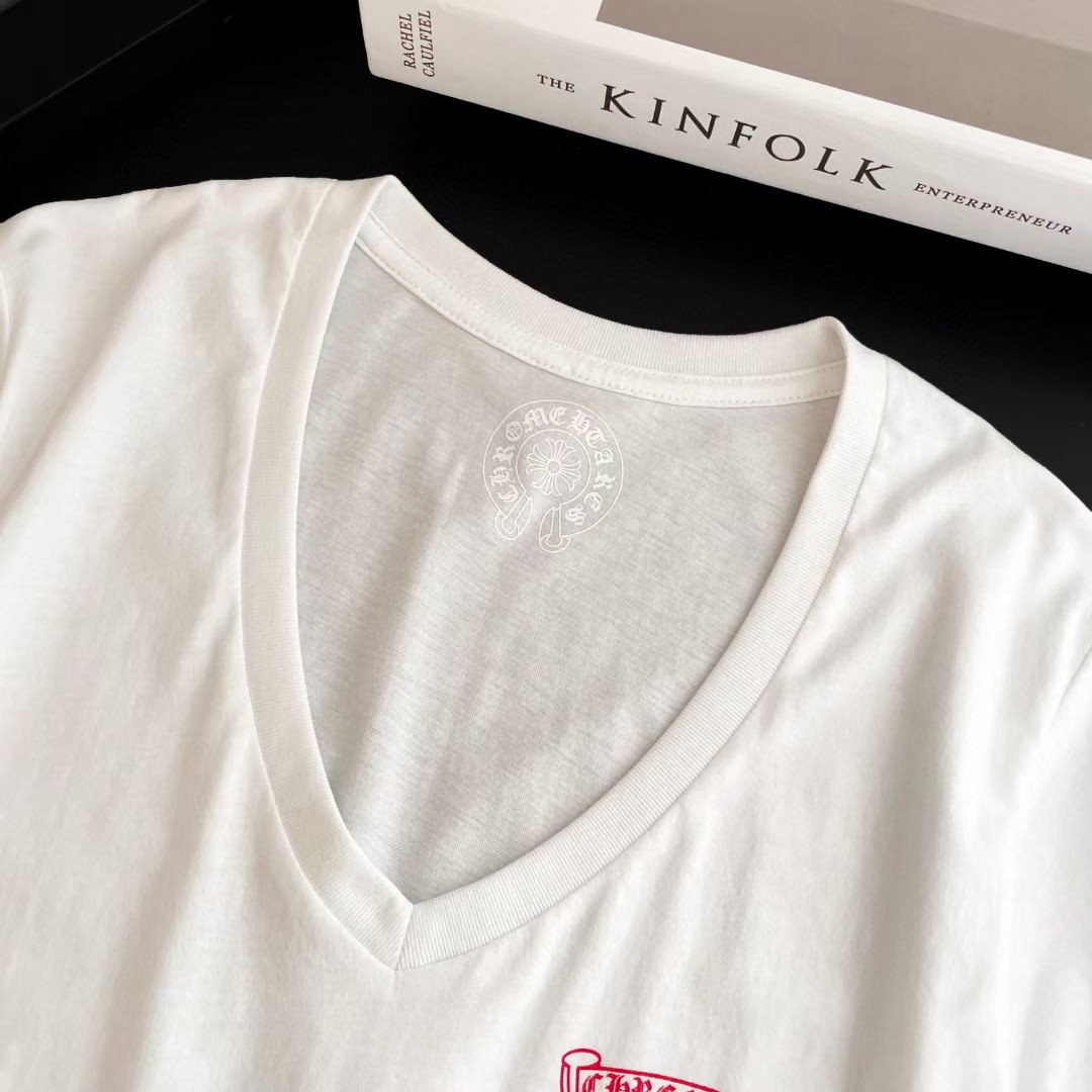 Chrome Hearts 克罗心 红色卷轴梵文印花V领短袖 T恤 夏季 女款 黑色 白色 A2