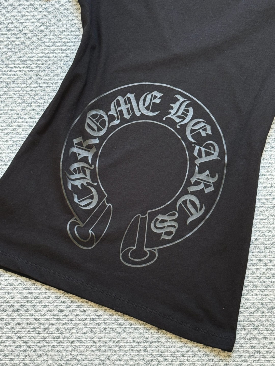 Chrome Hearts 克罗心 红色卷轴梵文印花V领短袖 T恤 夏季 女款 黑色 白色 A2