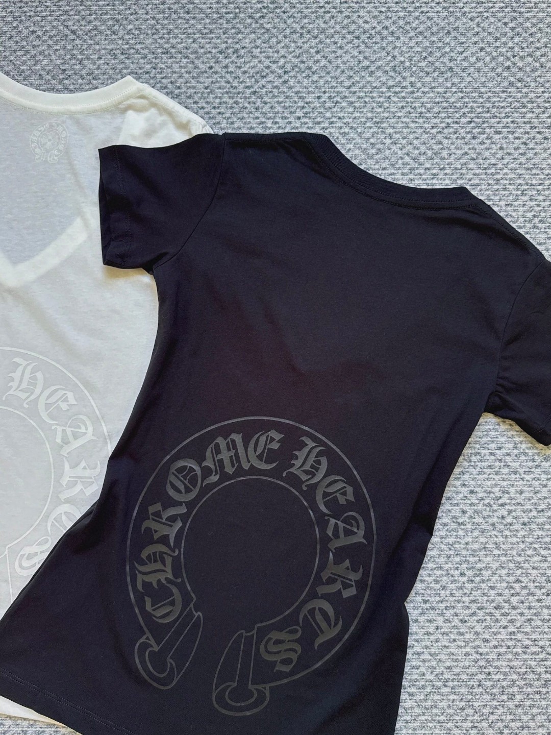 Chrome Hearts 克罗心 红色卷轴梵文印花V领短袖 T恤 夏季 女款 黑色 白色 A2