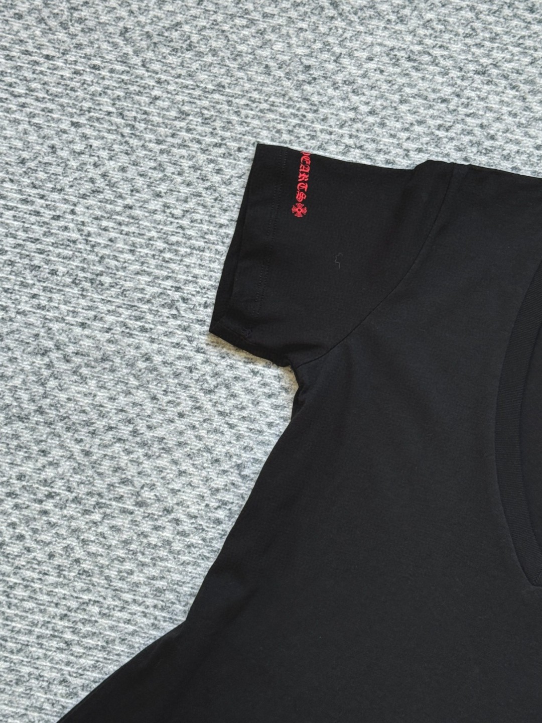 Chrome Hearts 克罗心 红色卷轴梵文印花V领短袖 T恤 夏季 女款 黑色 白色 A2