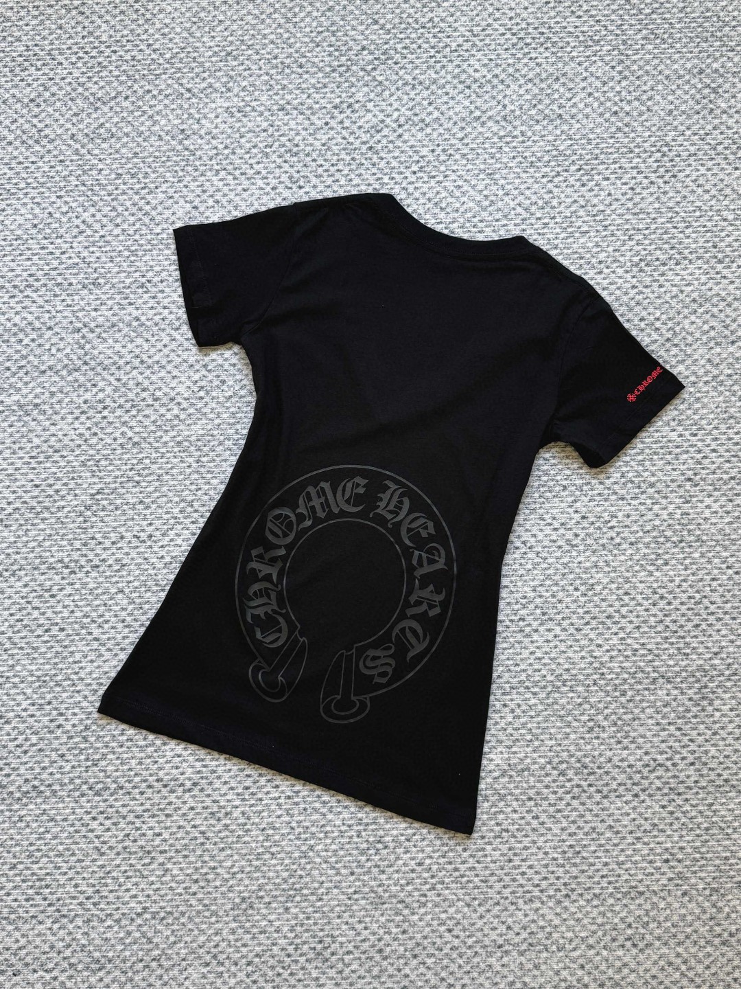 Chrome Hearts 克罗心 红色卷轴梵文印花V领短袖 T恤 夏季 女款 黑色 白色 A2