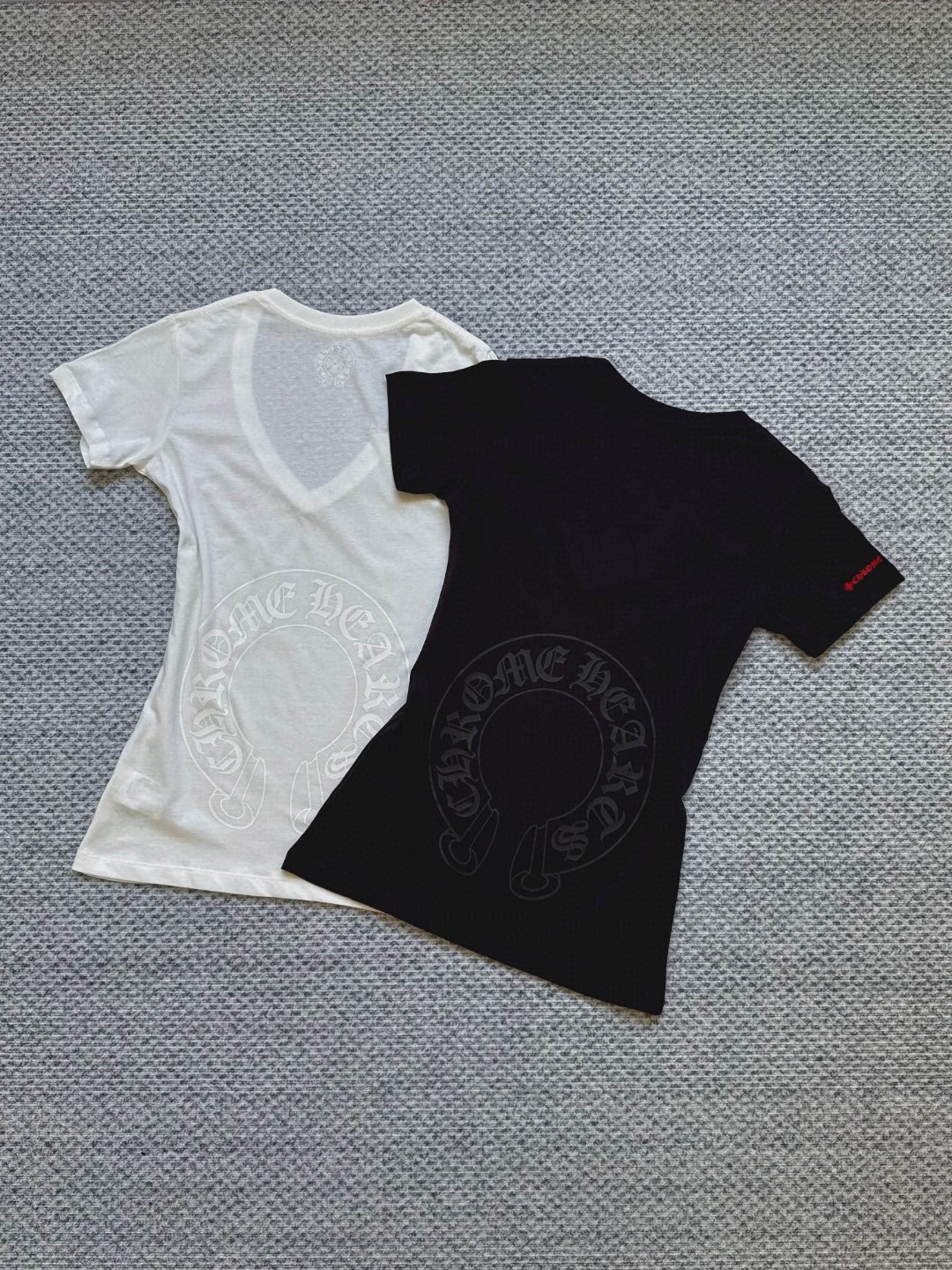 Chrome Hearts 克罗心 红色卷轴梵文印花V领短袖 T恤 夏季 女款 黑色 白色 A2