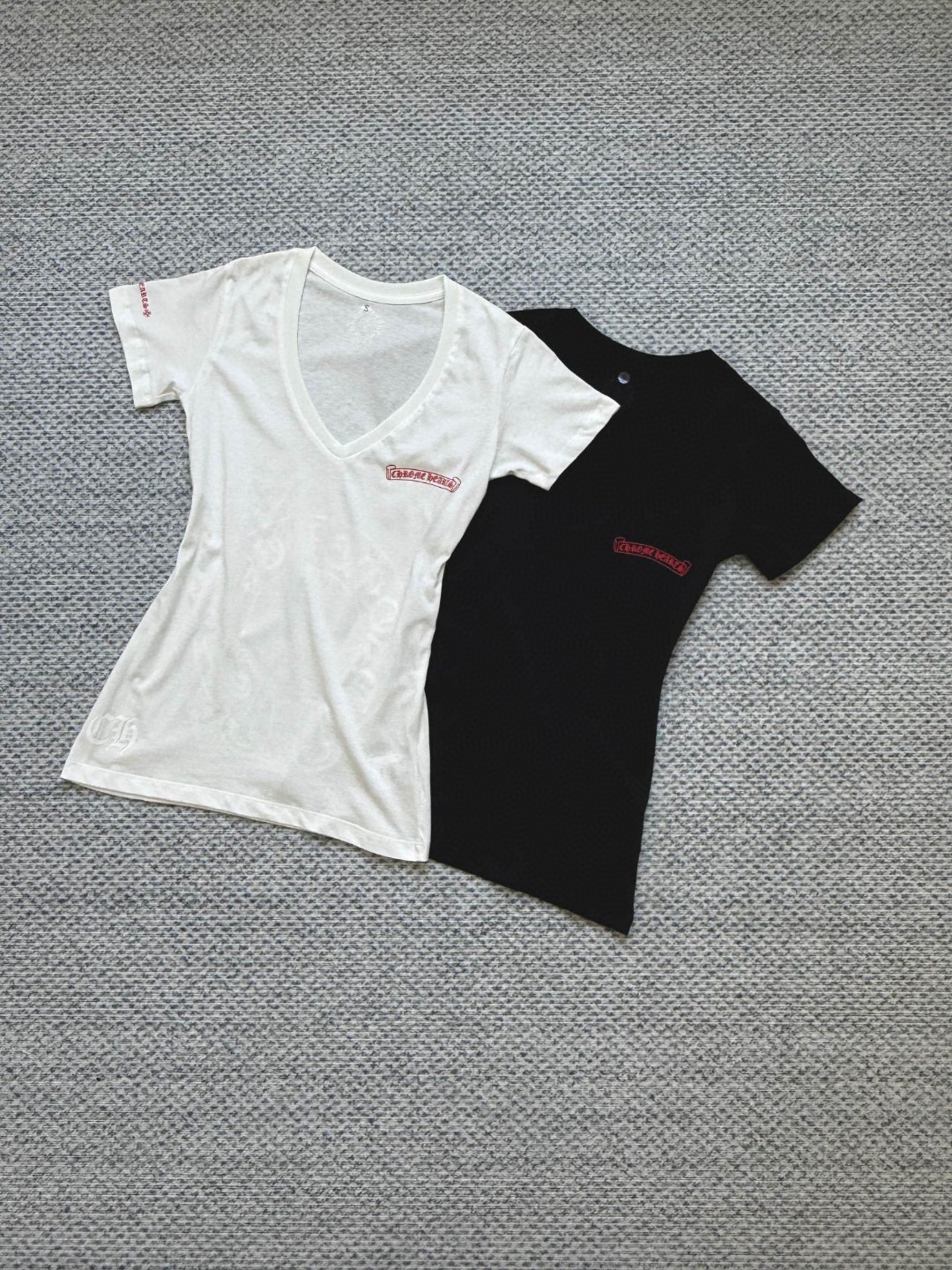 Chrome Hearts 克罗心 红色卷轴梵文印花V领短袖 T恤 夏季 女款 黑色 白色 A2