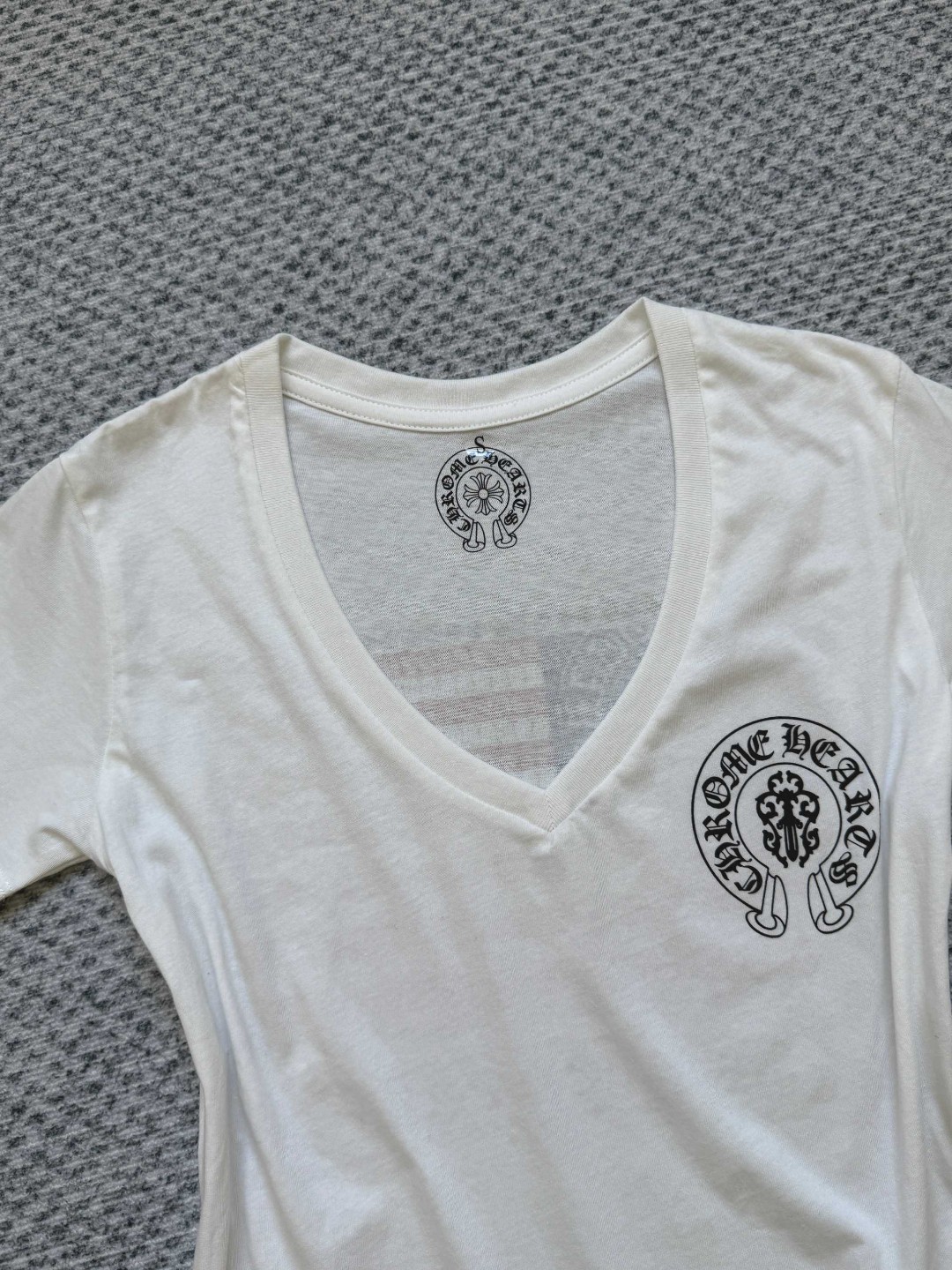 Chrome Hearts 克罗心 国旗徽标V领短袖 T恤 夏季 女款 深灰色 白色 A2