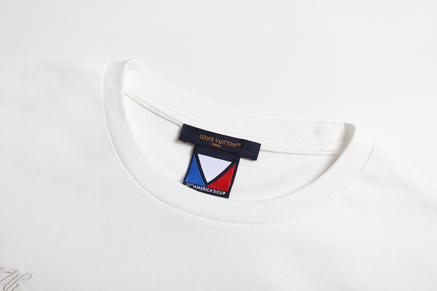 LOUIS VUITTON 路易威登 美洲杯浮雕压花圆领短袖 T恤 白色 A0 1AFVUX