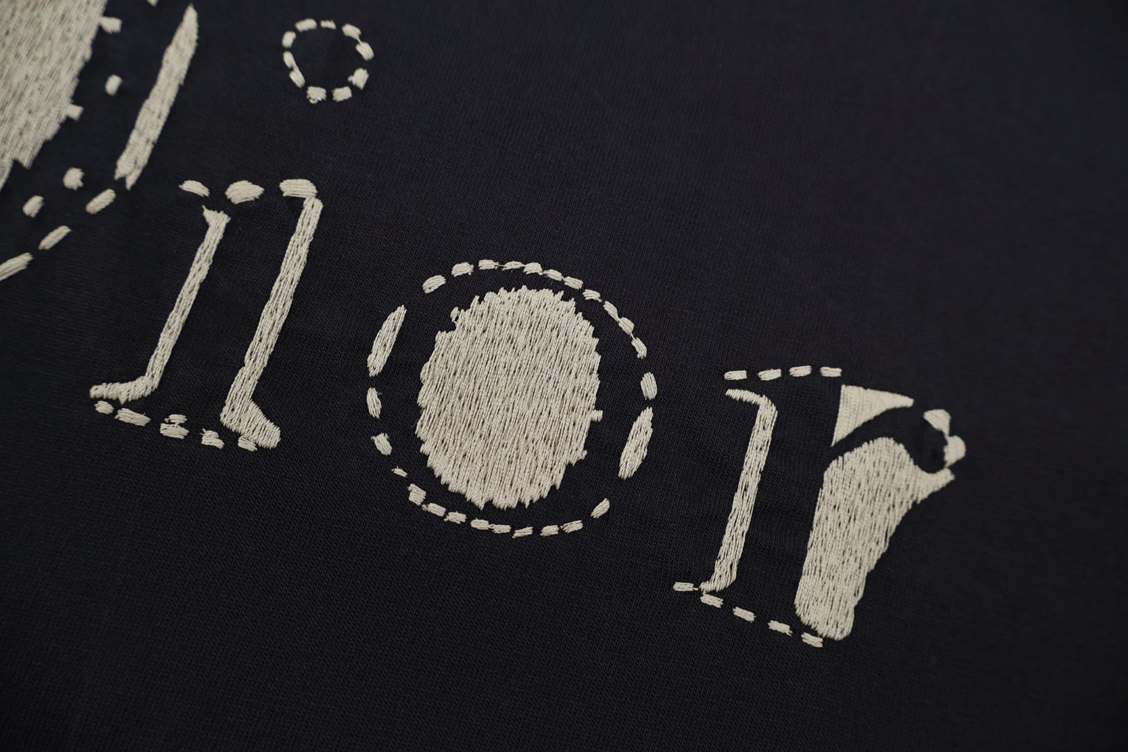 DIOR 迪奥 虚线刺绣圆领短袖 T恤 夏季 白色 黑色 A0 683J668B3036-C081