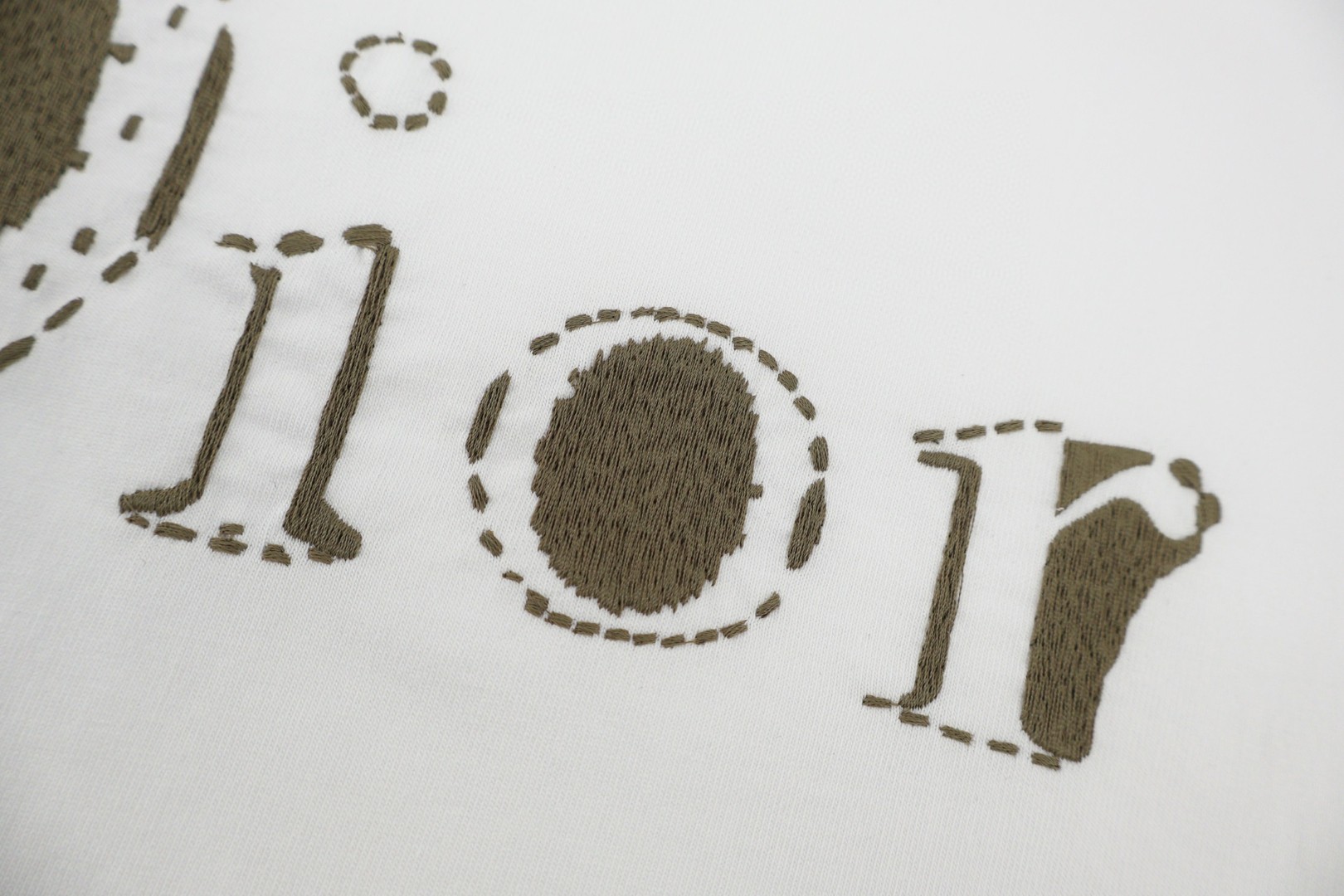 DIOR 迪奥 虚线刺绣圆领短袖 T恤 夏季 白色 黑色 A0 683J668B3036-C081