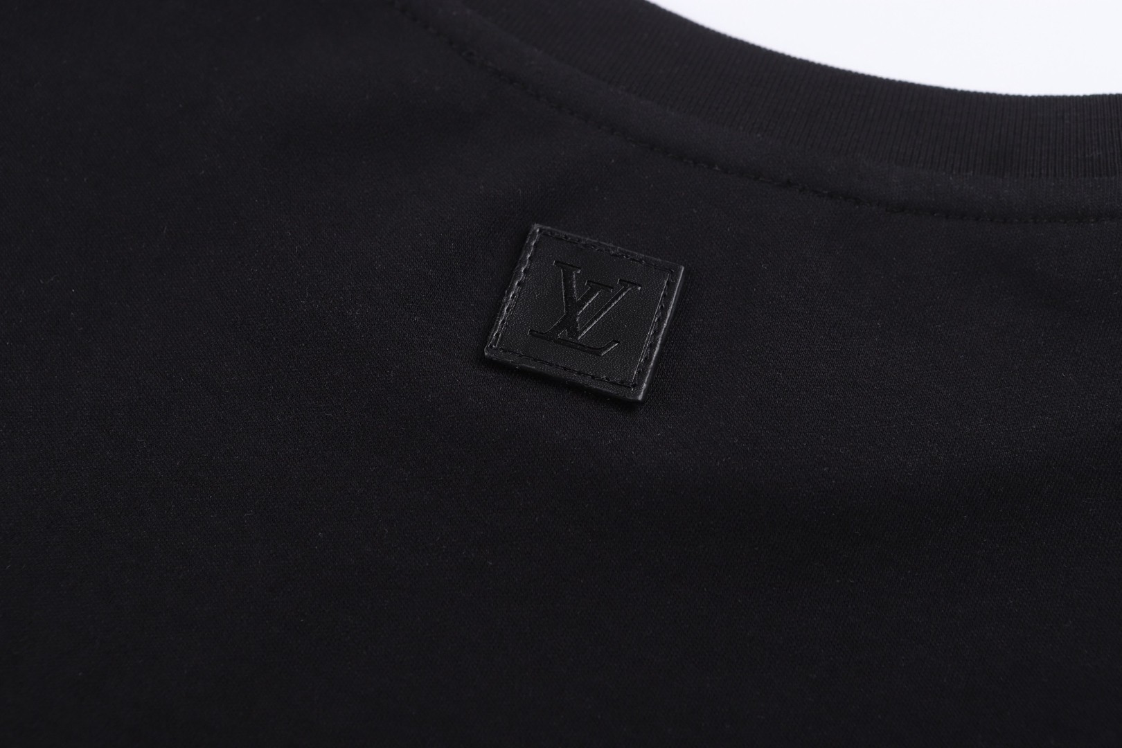 LOUIS VUITTON 路易威登 标识皮牌圆领短袖 T恤 白色 黑色 A0 1AIHSW