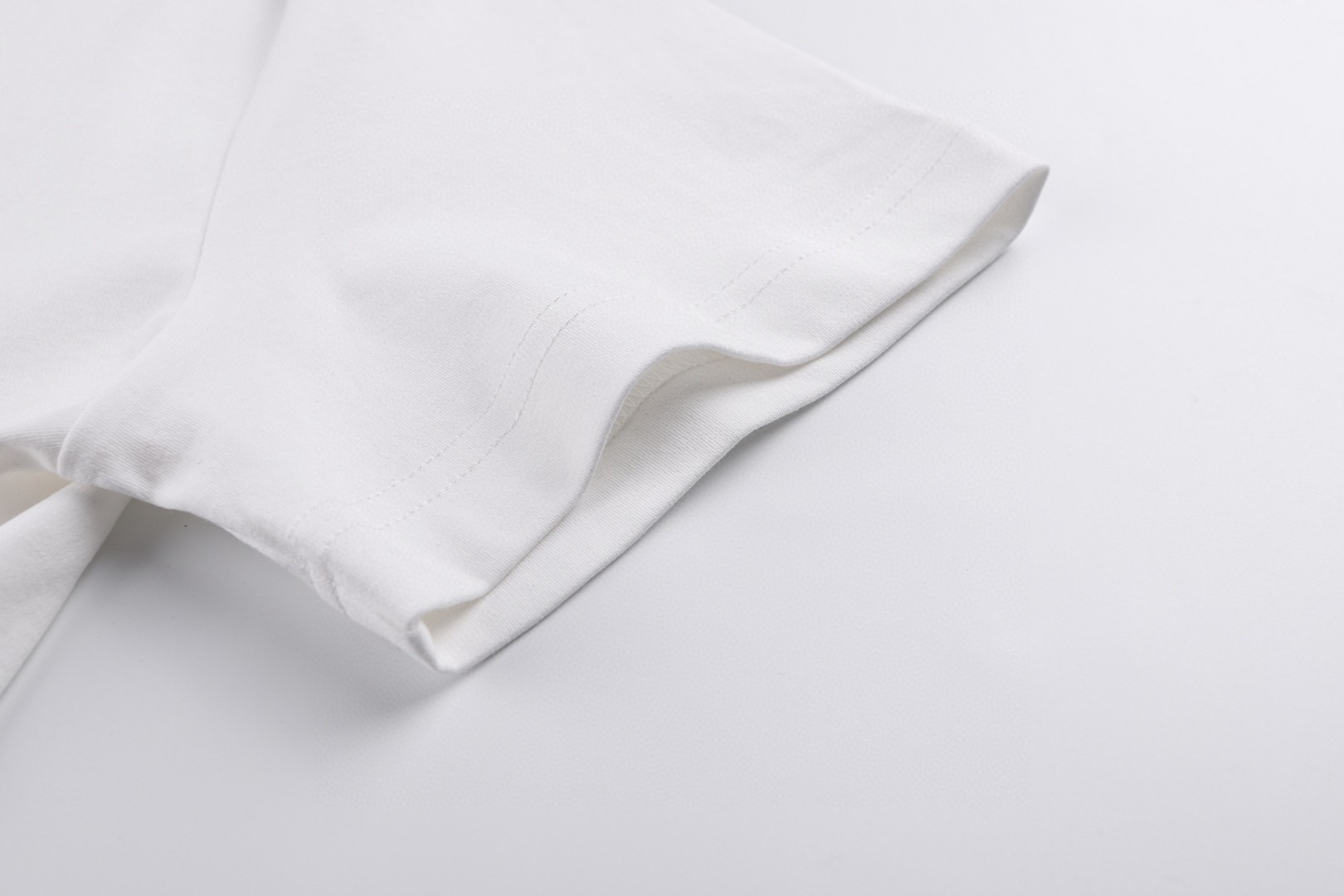 LOUIS VUITTON 路易威登 标识皮牌圆领短袖 T恤 白色 黑色 A0 1AIHSW