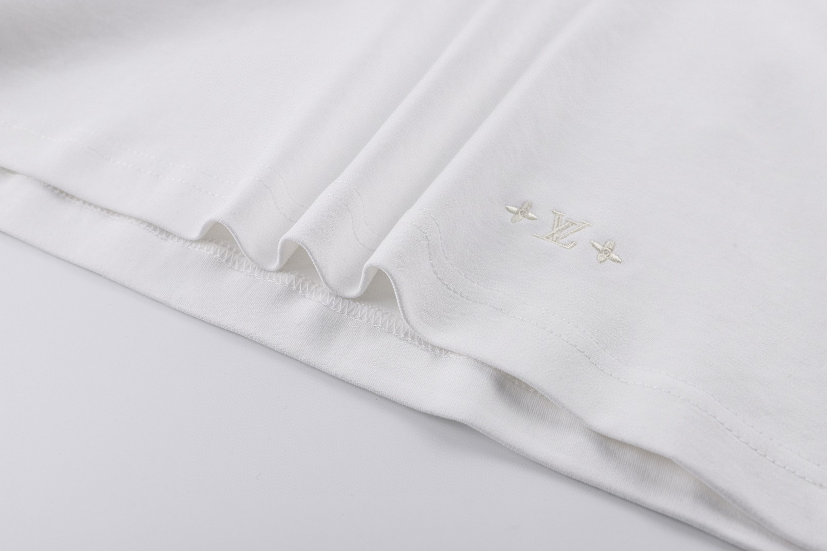 LOUIS VUITTON 路易威登 标识皮牌圆领短袖 T恤 白色 黑色 A0 1AIHSW