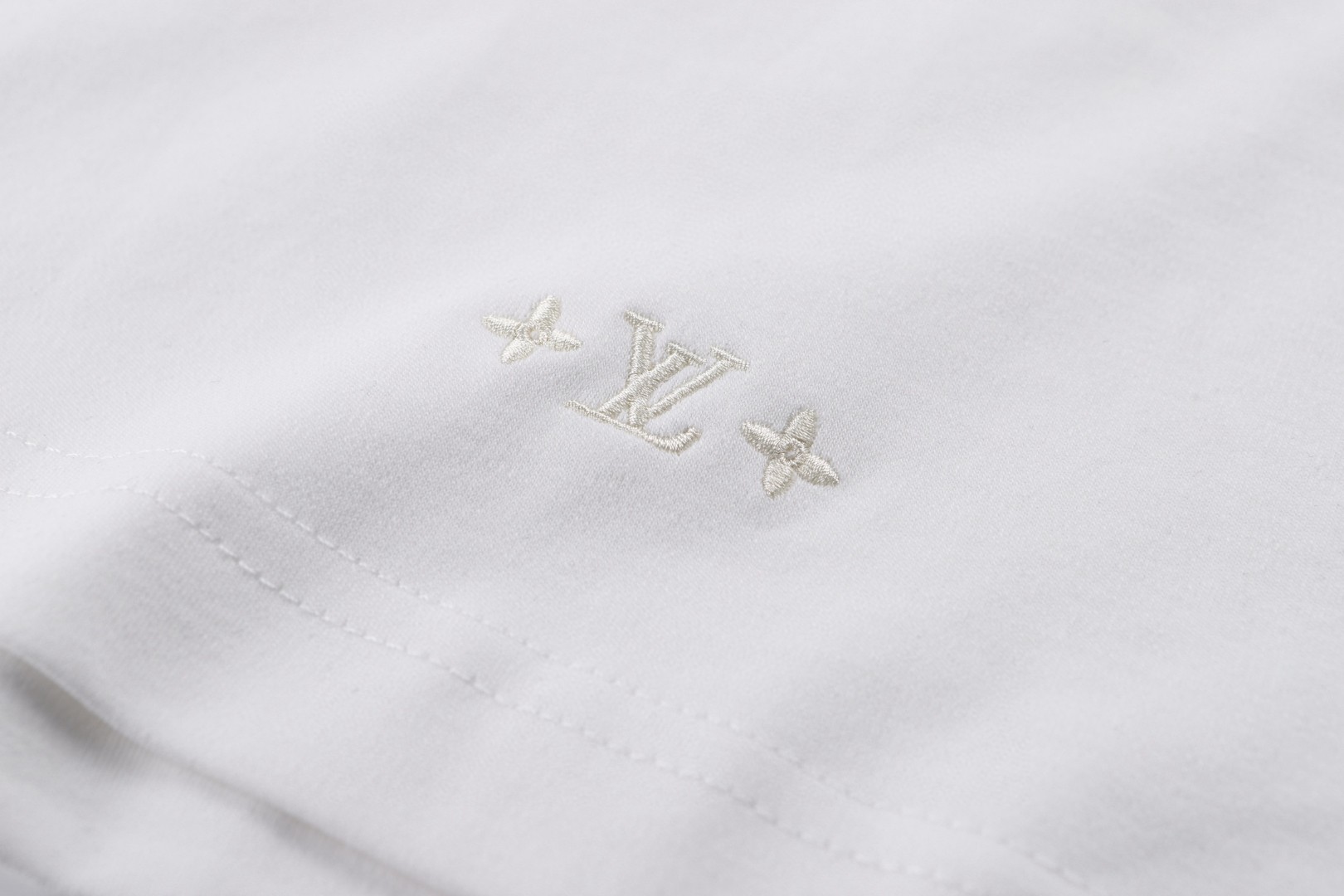 LOUIS VUITTON 路易威登 标识皮牌圆领短袖 T恤 白色 黑色 A0 1AIHSW