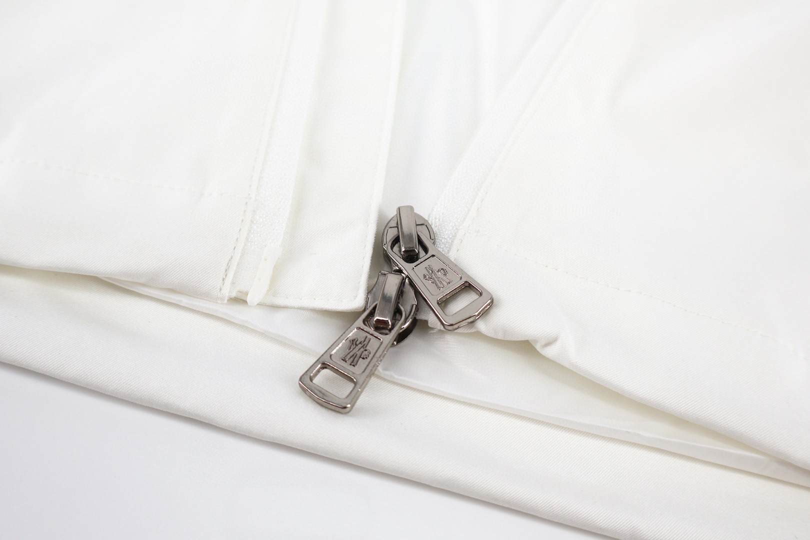 Moncler 蒙口 功能户外连帽冲锋衣 夹克 外套 白色 蓝色 B5 H10911A00050549ML040