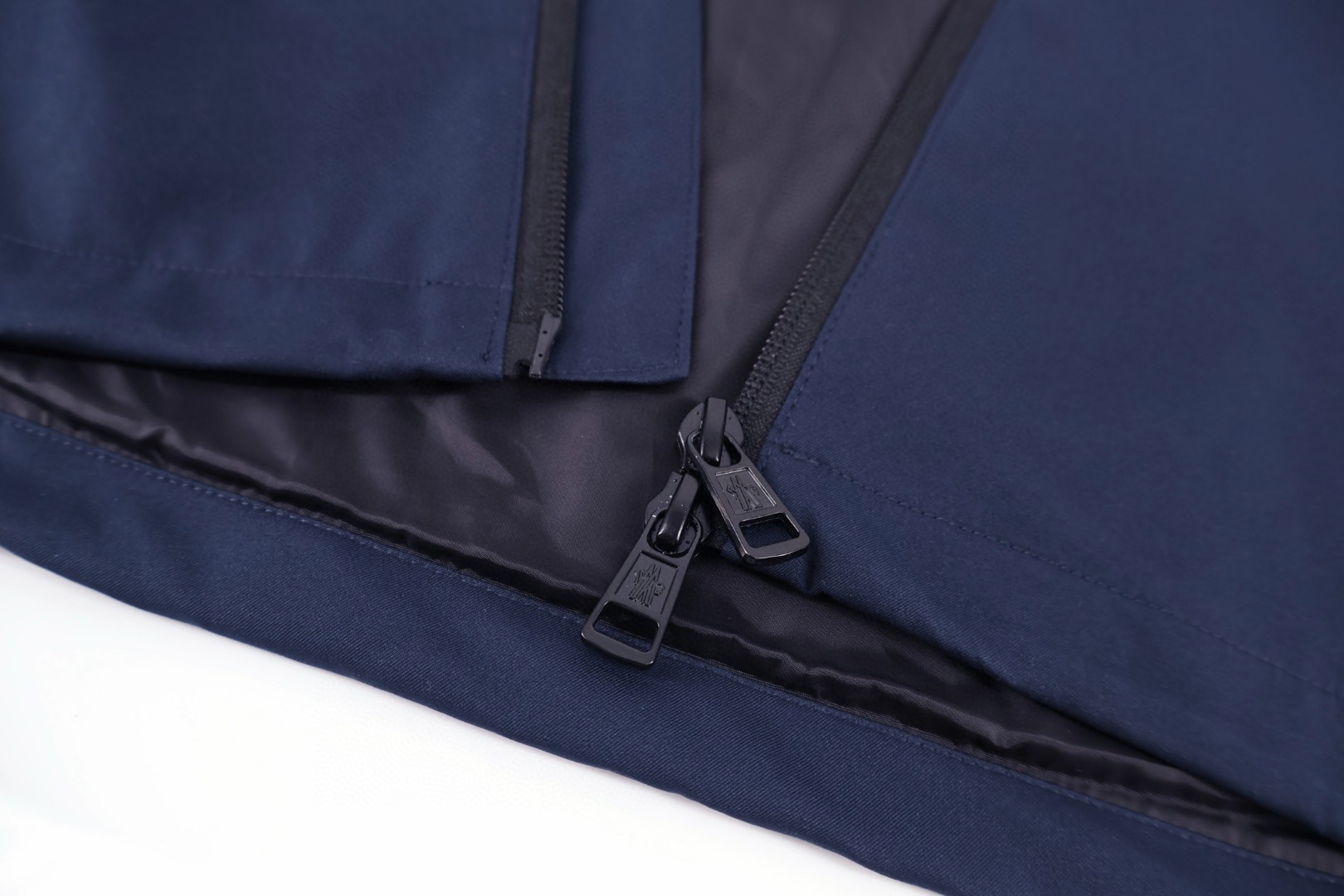 Moncler 蒙口 功能户外连帽冲锋衣 夹克 外套 白色 蓝色 B5 H10911A00050549ML040