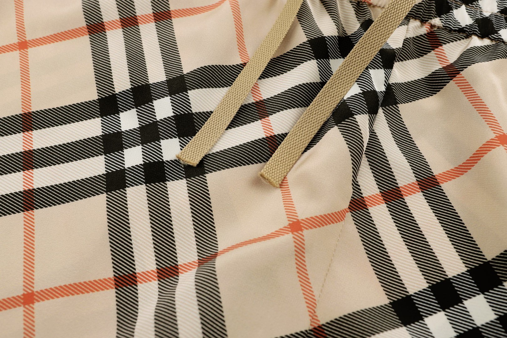 Burberry 巴宝莉 经典格纹丝质松紧腰短裤 裤子 休闲裤 五分裤 卡其色 A5