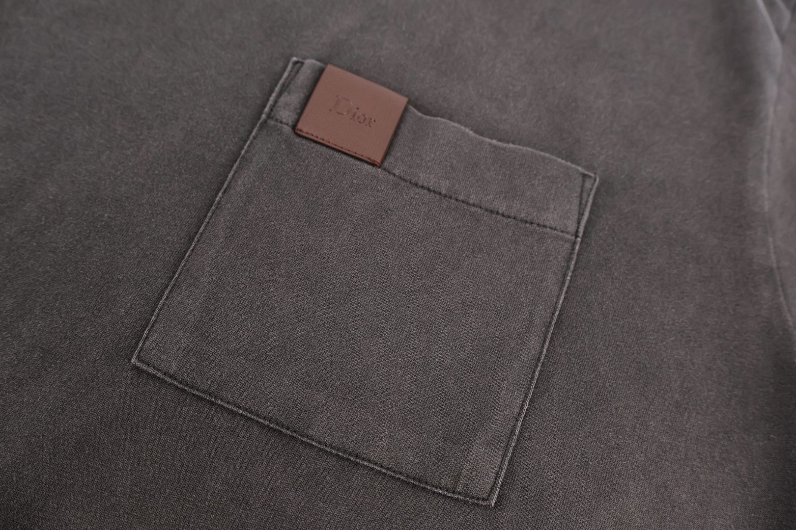 DIOR 迪奥 皮革标志圆领短袖 T恤 夏季 白色 灰色 A0 683J696G3036-C001