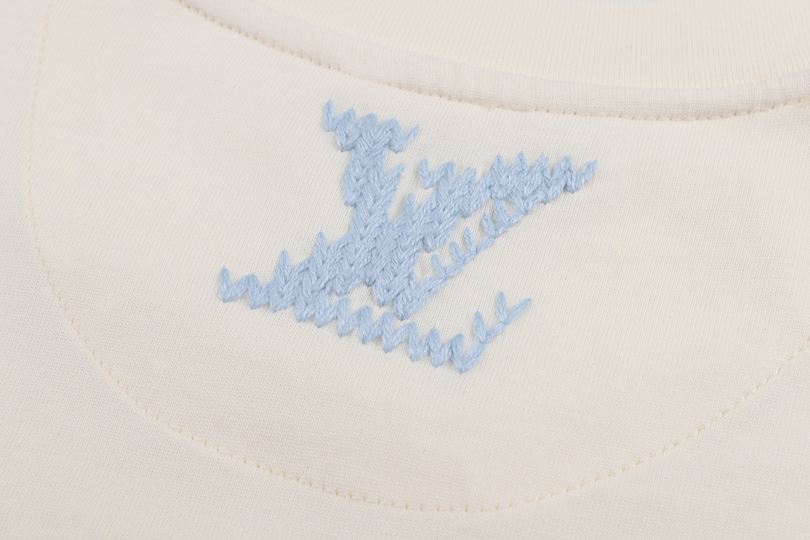 LOUIS VUITTON 路易威登 前后字母浮雕刺绣圆领短袖 T恤 白色 A0 1AIKD4