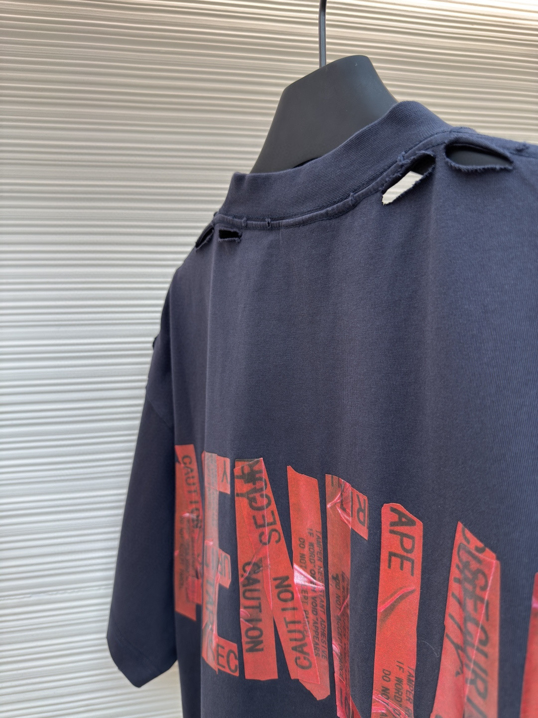 Balenciaga 巴黎世家 后背美纹纸胶带破洞短袖 T恤 圆领 夏季 白色 黑色 A0 831305TSVF93341