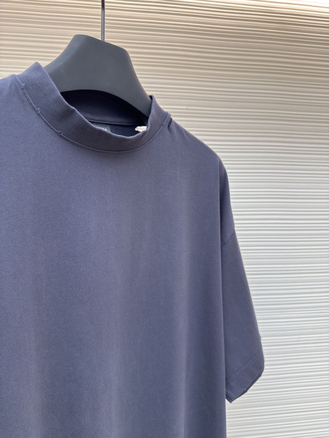 Balenciaga 巴黎世家 后背美纹纸胶带破洞短袖 T恤 圆领 夏季 白色 黑色 A0 831305TSVF93341