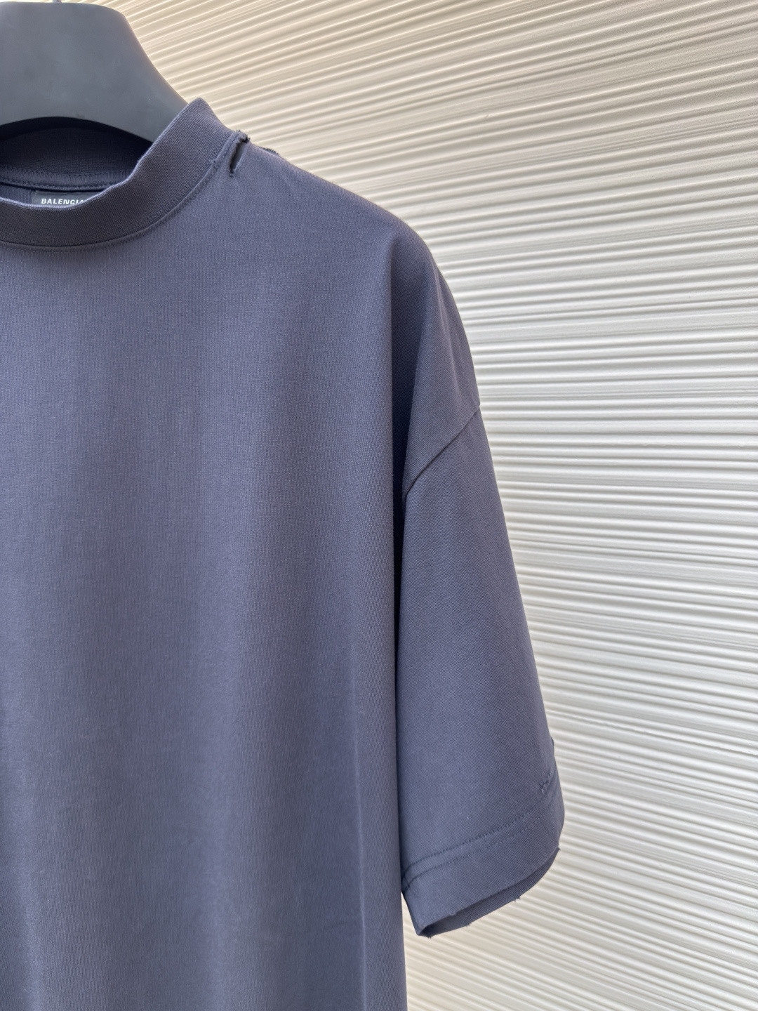 Balenciaga 巴黎世家 后背美纹纸胶带破洞短袖 T恤 圆领 夏季 白色 黑色 A0 831305TSVF93341