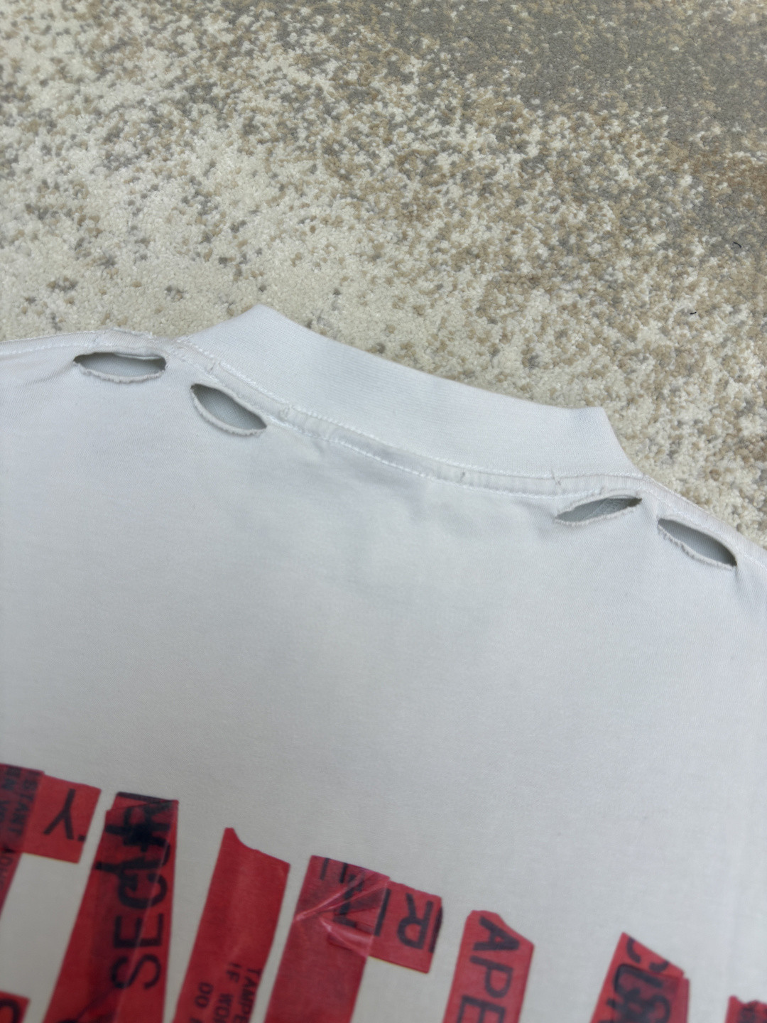 Balenciaga 巴黎世家 后背美纹纸胶带破洞短袖 T恤 圆领 夏季 白色 黑色 A0 831305TSVF93341