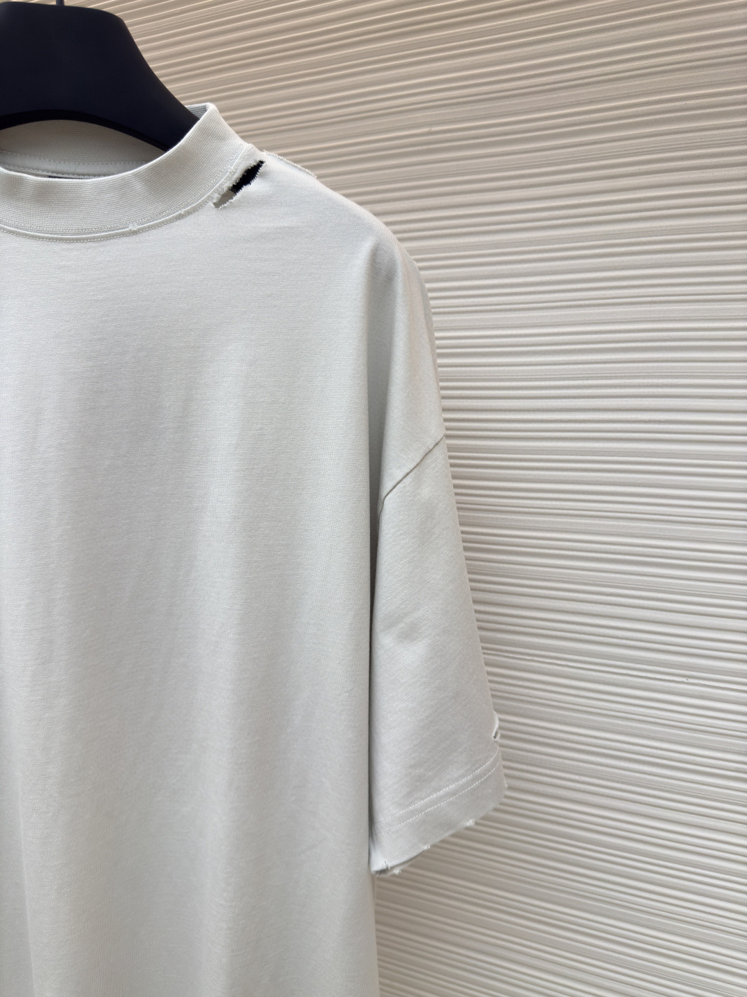 Balenciaga 巴黎世家 后背美纹纸胶带破洞短袖 T恤 圆领 夏季 白色 黑色 A0 831305TSVF93341