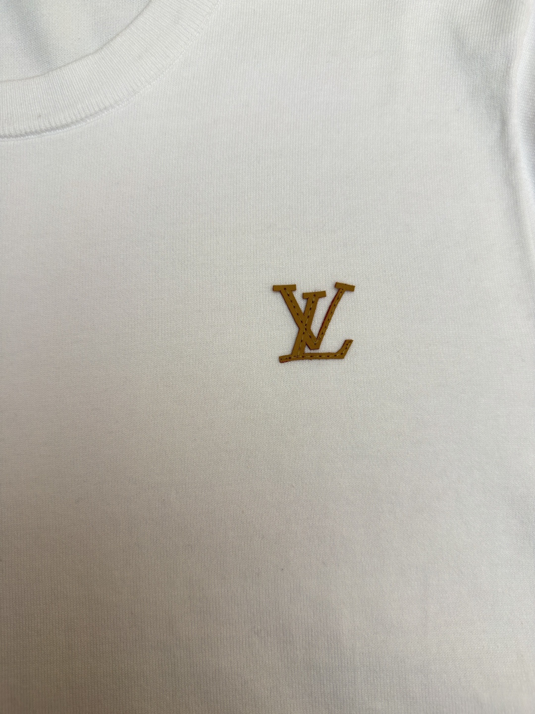 LOUIS VUITTON 路易威登 LV 字母皮牌标识圆领针织衫 T恤 短袖 棕色 蓝色 黑色 白色 A0 1AK714