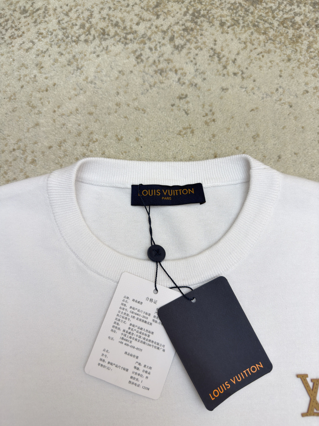 LOUIS VUITTON 路易威登 LV 字母皮牌标识圆领针织衫 T恤 短袖 棕色 蓝色 黑色 白色 A0 1AK714